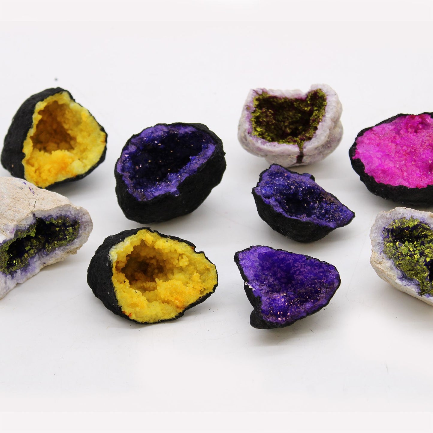 Géodes de Calcite Colorée - Roche Noire - Jaune